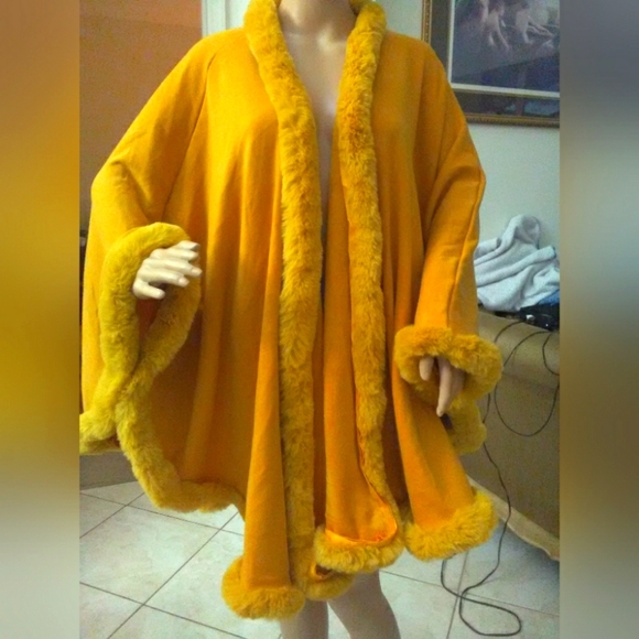 BNWT GOLD SHAWL BY MERIGOLD KISS FAUX FUR EDGES SIMPLY LUXURIOUS & SOFT SZ. LG - Picture 1 of 13